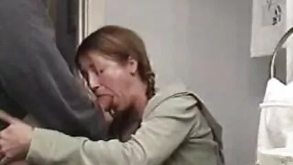 Hombre con emoción y mujeres maduras calientes mexicanas pasión se folla a dos bajo falda beso