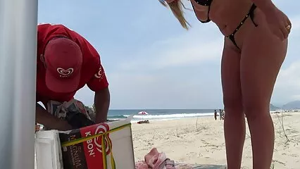 Hombre asiático, chupa con entusiasmo la pequeña polla de mexicanas calientes xxx un tipo pervertido