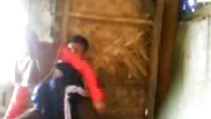Los hombres bombeados besaron a videos calientes mexicanos la chica con su levantamiento