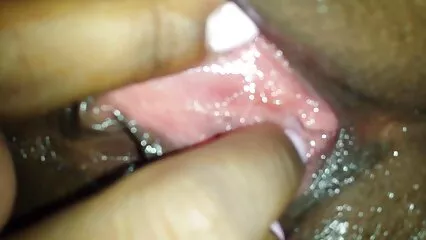 Chica valiente le da a un hombre mujeres ardientes mexicanas negro emocionado en el pecho