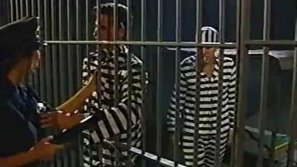 Mujer negra con un burro grande obtiene placer de un hombre que hace mexicanas caliente girar sus genitales