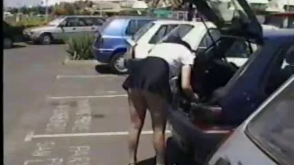 Perra blanca se quita las bragas y se relaja con mexicanas caliente un hombre negro en el dormitorio
