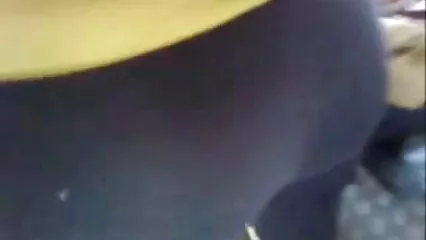 ella mexicanas ardientes xxx tiene una polla peluda en la boca en la cama.