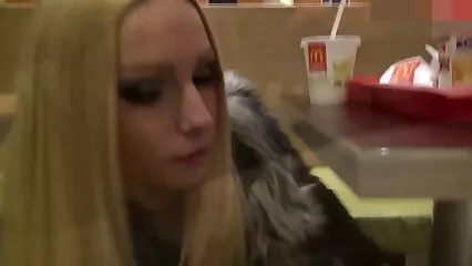 Chica china a la que le gusta follar a su mexicanascalientesxxx novio con un beso.