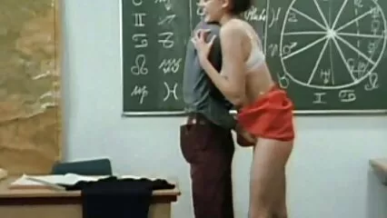 En la piscina grande, videos pornos mexicanos calientes insertó una polla en una niña