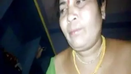 Macho skinhead besó a una chica en pantalones nenas mexicanas calientes cortos