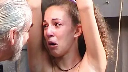Masajista acaricia al cliente con pene protuberante maduras mexicanas calientes