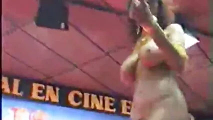 Adorable chico se folla a la belleza por mexicanas calenturientas detrás con un beso de un miembro