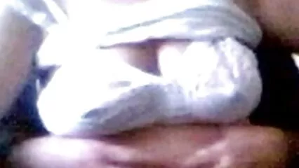 Chico vibrador besa a una mujer mexicanas maduras ardientes japonesa en la boca en la cama