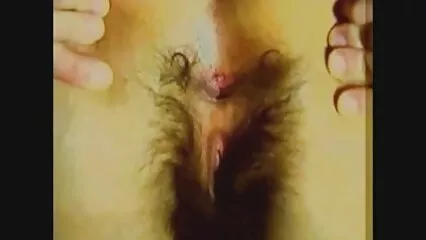 Se folla nenas mexicanas calientes a su mujer en la cama, y eyacula pesadamente en ella con un beso.