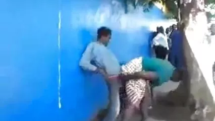 Chica con una sonrisa en la cara enganchó su culo xxx mexicanas ardientes a un vibrador