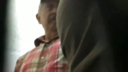 Hombre enojado se folla a los xxx mexicanas calientes ojos apretados beso de cachorro en visón