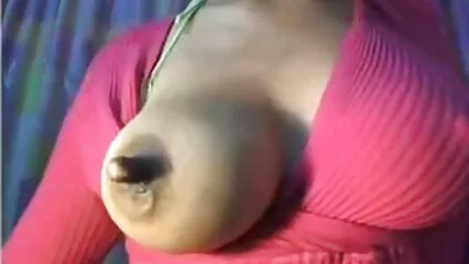 Un hombre negro besa videos caseros de mexicanas calientes a una chica por la espalda.