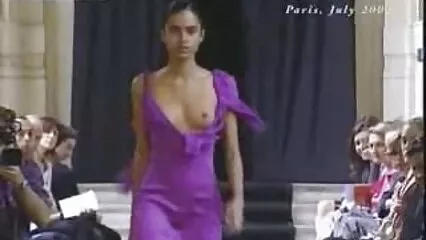 La rubia lleva un par de gafas y está follando con mexicanas calientes en casa un gato.