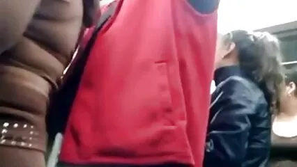 Chica delgada con gafas empujó su mano profundamente en un agujero, mexicanas maduras calientes cáncer de pie