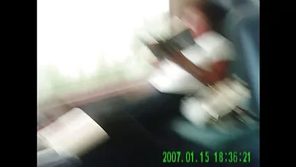 El hombre se folla a una puta, pagando mujeres maduras mexicanas cachondas su dinero con un beso.