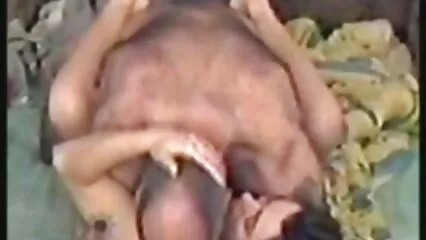 Mamá sucia besa a una nena peluda en la sala viejas cachondas mexicanas de estar