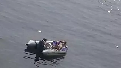 Chico gordo se folla a mexicanas calientes maduras una mujer con tetas redondas.
