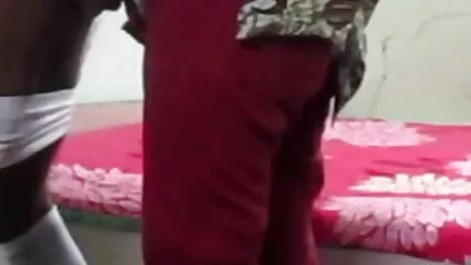 En un mexicanas maduras ardientes caluroso día de verano se besará rojo en la piscina